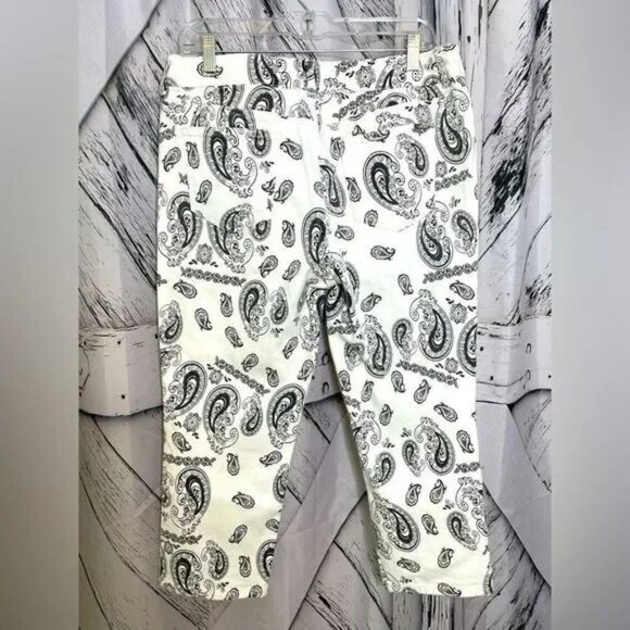CHICO’S So Slimming Cropped Ankle Jeans White Black Paisley 2 (L12) - Picture 1 of 2
